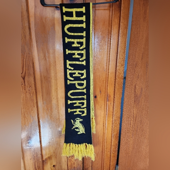 Hufflepuff Harry Potter Reversible Scarf - Picture 1 of 7